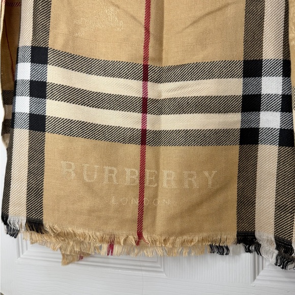 Burberry Lightweight Check Scarf Beige Red Black Logo. - Picture 5 of 5